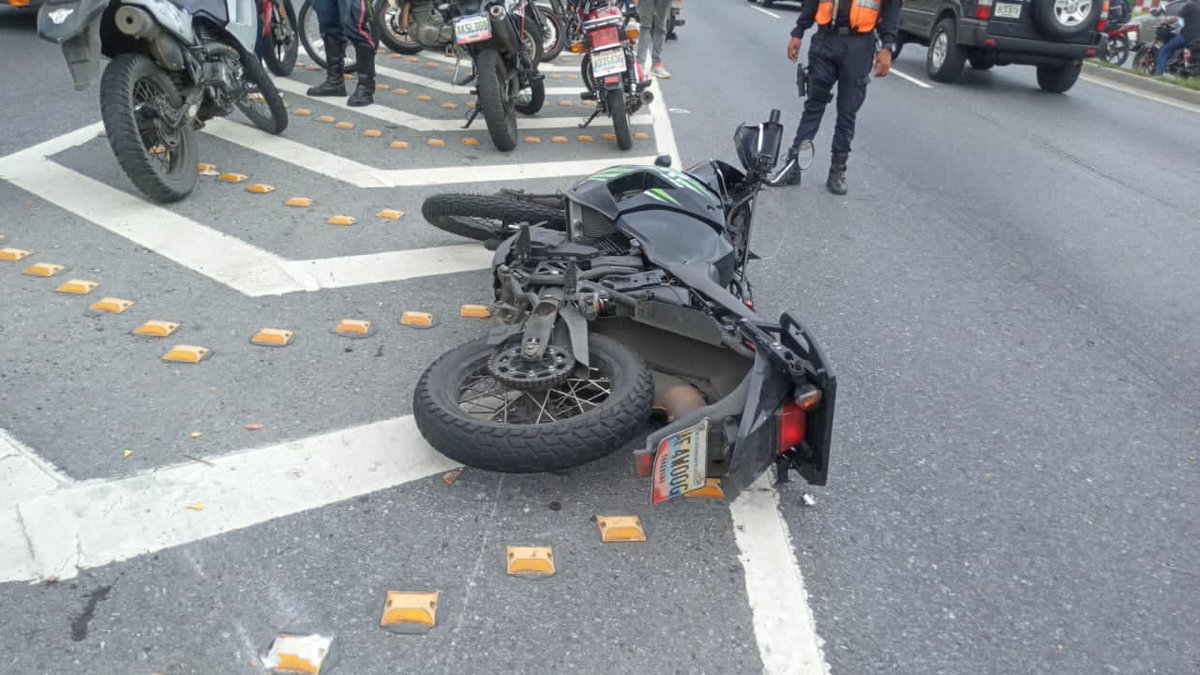 lysaurafuentes's tweet photo. Se registró un accidente de tránsito en la autopista Francisco Fajardo, a la altura de La Carlota. Un ex oficial agregado de Polisucre fue arrollado por una gandola. Se conoció que murió en el sitio https://t.co/yh7JIIgiM1