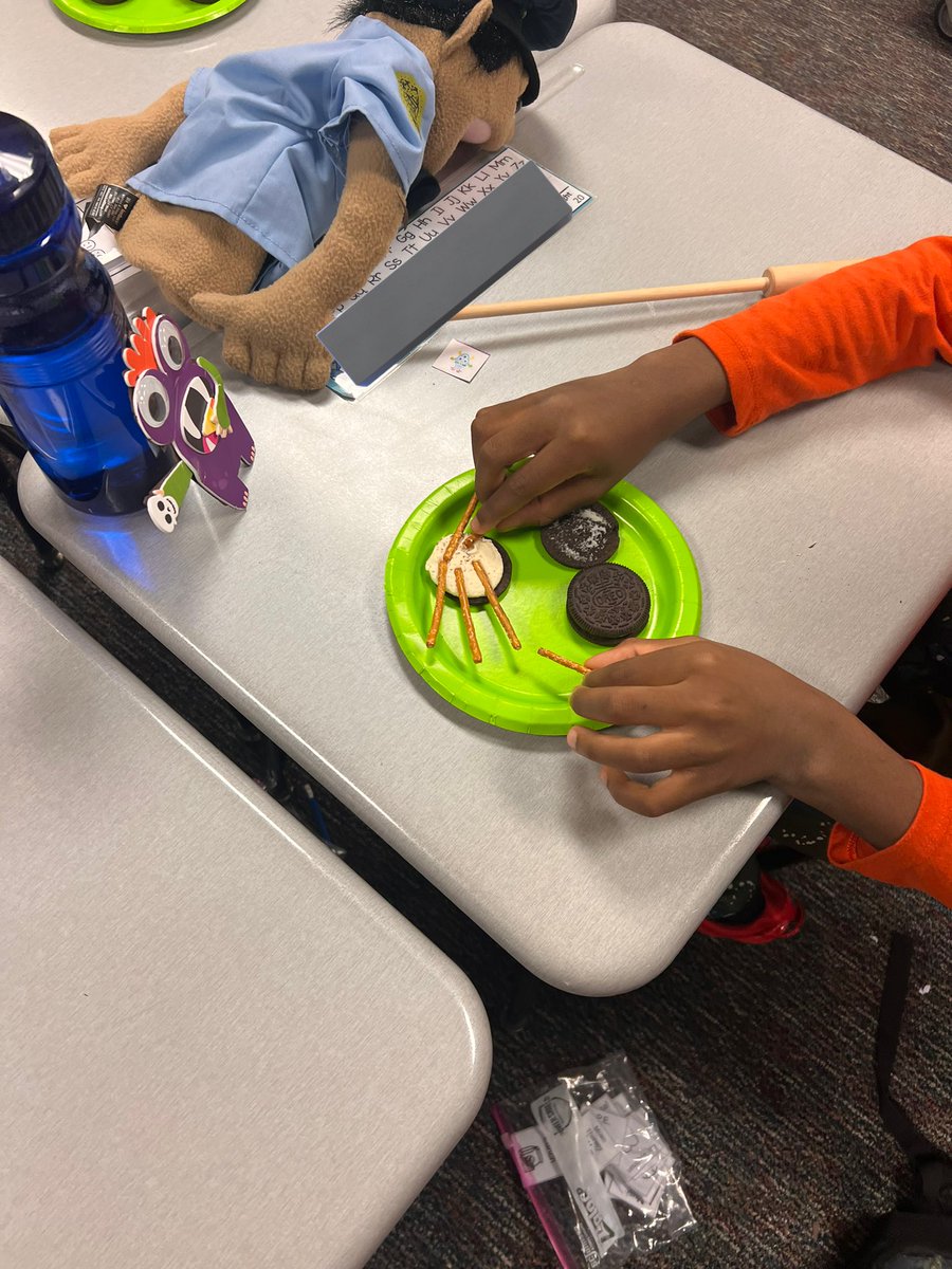 WalterFCPS's tweet photo. Yesterday we wrapped up October by using our senses to explore pumpkins and creating a spooky snack. https://t.co/eQhBmSVl3Y