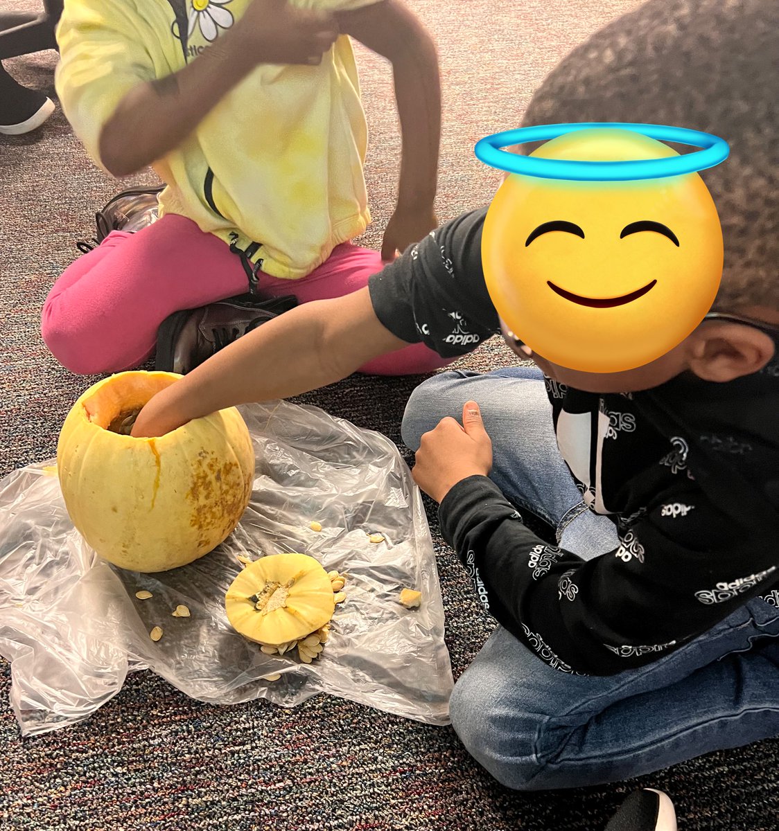 WalterFCPS's tweet photo. Yesterday we wrapped up October by using our senses to explore pumpkins and creating a spooky snack. https://t.co/eQhBmSVl3Y