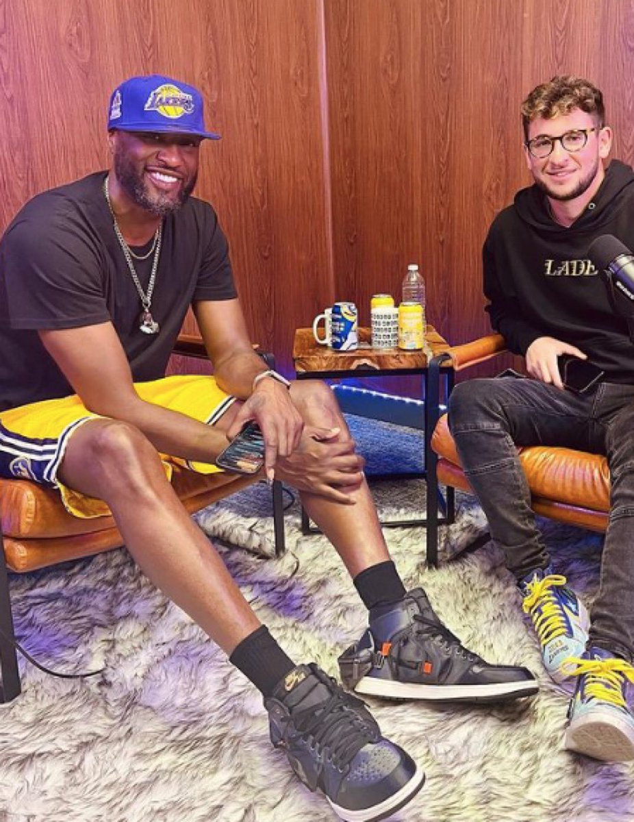 En 2016, Lamar Odom vendió sus dos anillos de campeón por $114.000 para poder pagar su rehabilitación.

A día de hoy, ha contado a <a href="/TMZ/">TMZ</a> que la persona que se los había comprado se los devolvió hace unos días TOTALMENTE gratis.