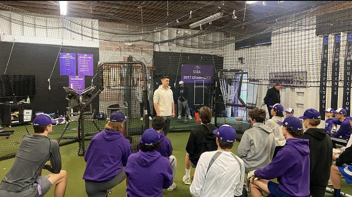 Kwatsonjr99's tweet photo. Great group of young ball players here at Sunset HS. Thanks for having me @KLovCatching  🤙🏼 https://t.co/ZTYmrr1Bdb