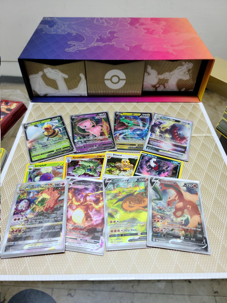 ad0lforeyes's tweet image. Y a ustedes que les tocó? Aquí Mis Pulls en mi primera #UltraPremiumCollection #Charizard , me salio duplicada ese #CharizardV 🔥
Esta vez, la suerte estuvo de mi lado! 
#Pokemon #PokemonTCG #SwordAndShield #UPC  #PokemonCards #CartasPokemon