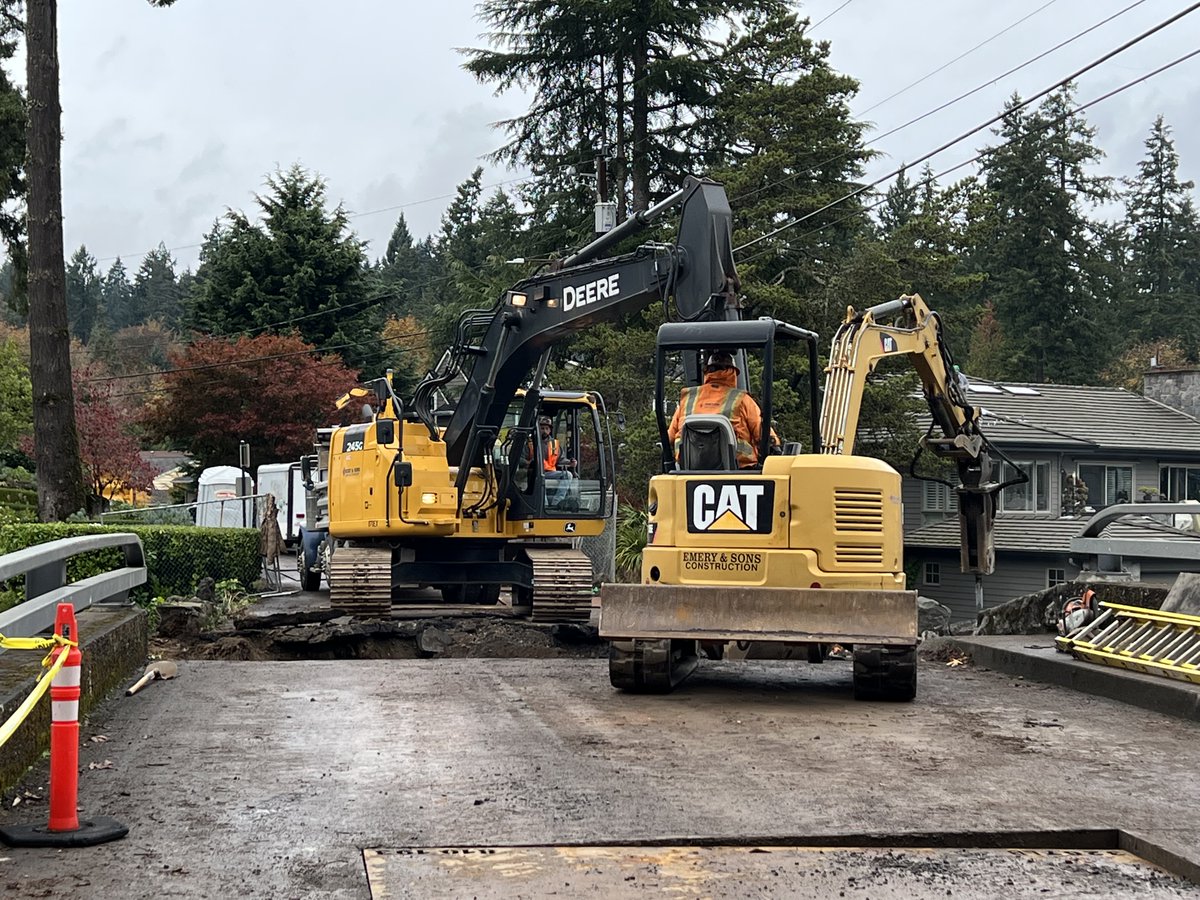 LakeOswegoInfo's tweet photo. 🚧#TrafficReminder: excavation is underway on the North Shore Rd bridge. The bridge is closed to ALL traffic: incl people walking, rolling, riding, driving & boating. It is not safe to ignore closure signage or break through the barricades. https://t.co/1rpEqRpaPn #LakeOswego https://t.co/af7VrMhCaq