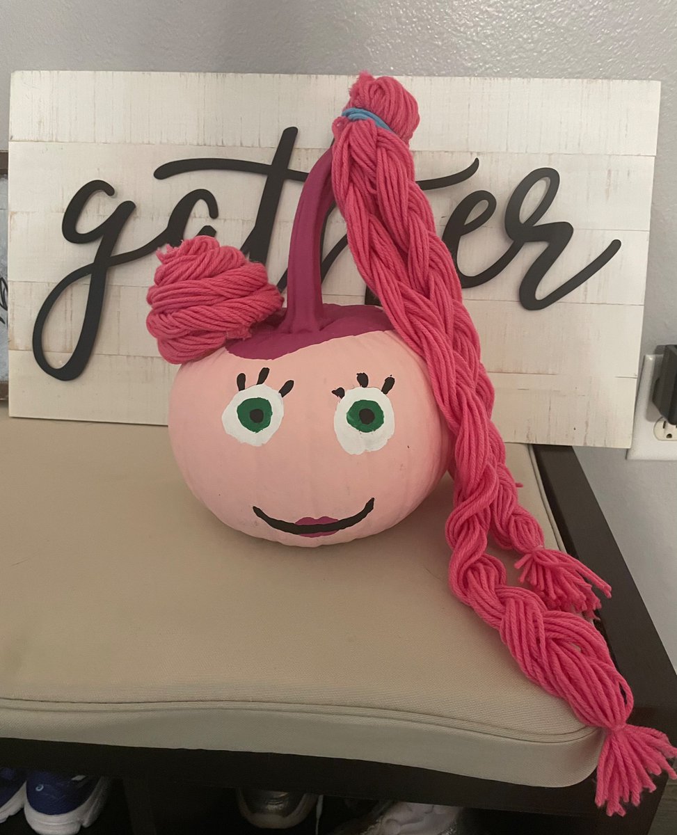 SpiritOfRush86's tweet photo. @mobgamesstudios Love the rainbow Huggy! My daughter made a Mommy Long Legs Pumpkin for Halloween! https://t.co/BwuhEuTnJ7