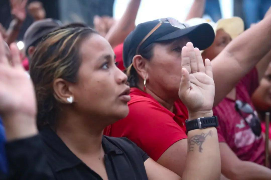 Compañero <a href="/dcabellor/">Diosdado Cabello R</a> estuve viendo el acto de juramentación del liderazgo de base, en el estado Amazonas. Recibo con mucho amor el saludo que me envió este pueblo revolucionario. Ustedes son ejemplo del despliegue y la organización permanente del <a href="/PartidoPSUV/">PSUV</a>.