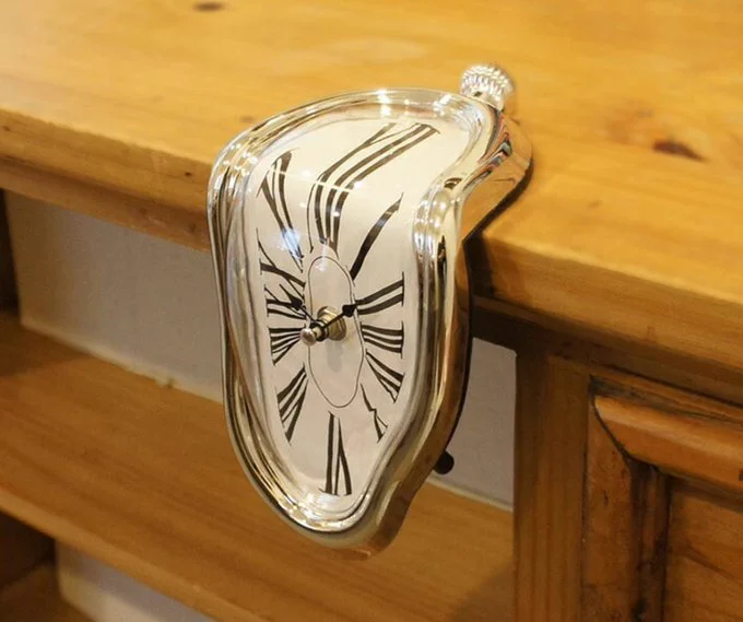 溶けているかのよう…♡ダリの絵画をイメージした時計「time warp clock」。