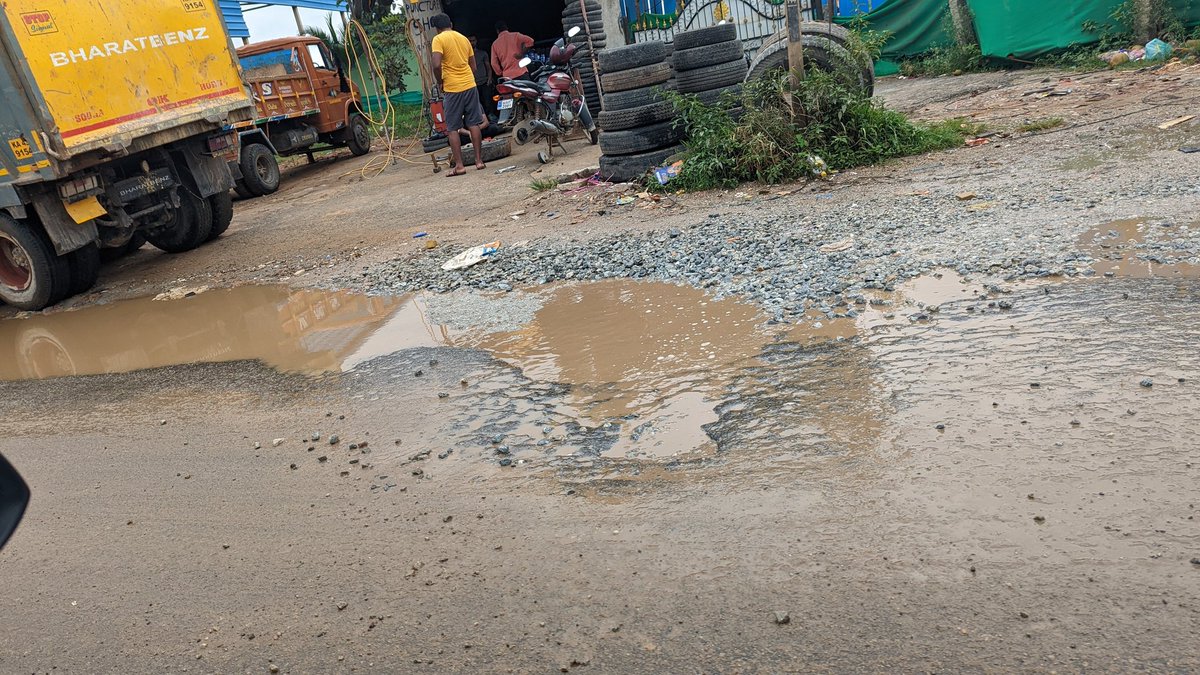 shashankssn's tweet photo. @BBMPSWMSplComm @BbmpchdTeam @CMofKarnataka @swm_bbmp this is a busy road from Kalkere (off horamavu) towards Rampura. 100s of school kids commute here via 2 wheelers, Cars and school buses. This is for >6months. Water logging, huge pot holes, action b4 it's fatel n too late https://t.co/kuA45QupYn