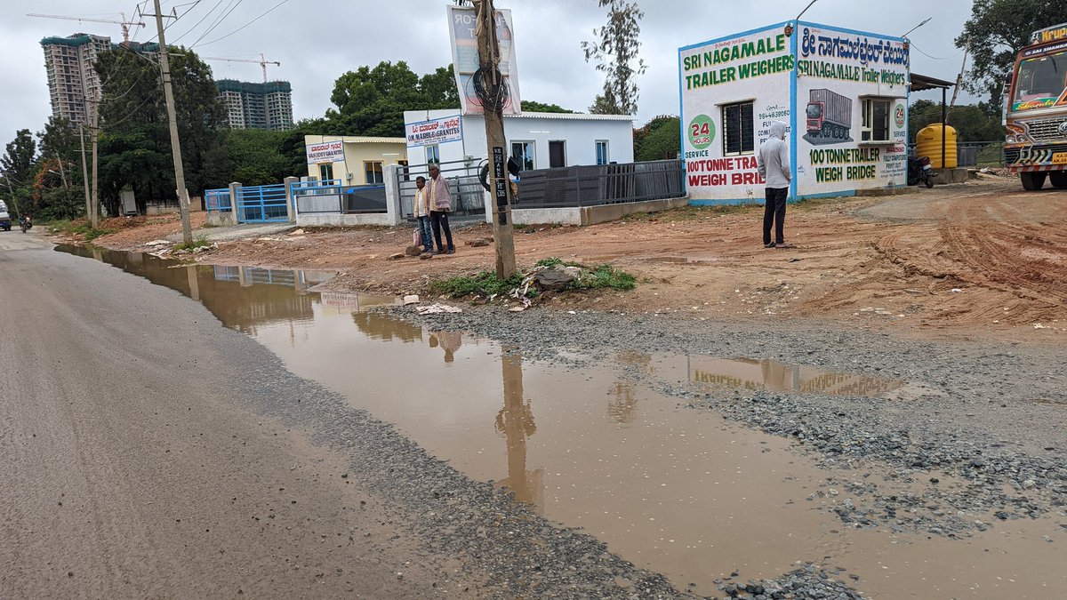 shashankssn's tweet photo. @BBMPSWMSplComm @BbmpchdTeam @CMofKarnataka @swm_bbmp this is a busy road from Kalkere (off horamavu) towards Rampura. 100s of school kids commute here via 2 wheelers, Cars and school buses. This is for >6months. Water logging, huge pot holes, action b4 it's fatel n too late https://t.co/kuA45QupYn
