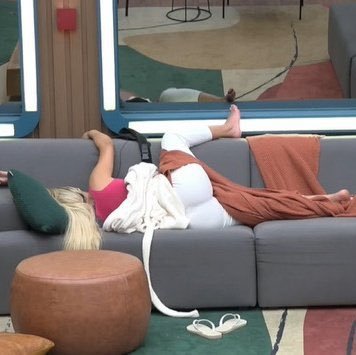 pedrobe30911640's tweet photo. Esse sofá já tá encardido d tanto q a senhora fica nele #RoçaAFazenda #AFazenda https://t.co/uoTKkmU3xi