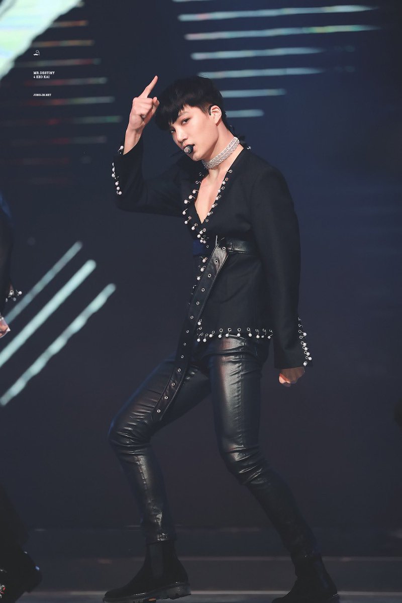 j_0114K's tweet photo. 페라리 로고 카이 보고 만들옸대..인간 페라리 #MAMAVOTE #kai https://t.co/W7hFoazLkM