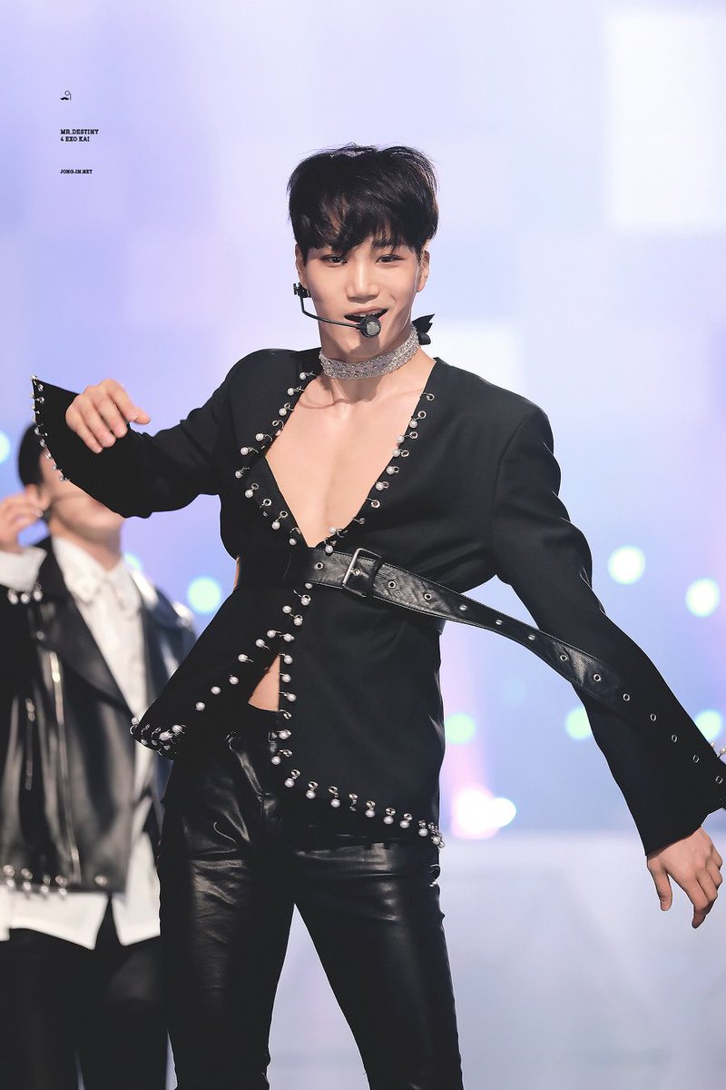 j_0114K's tweet photo. 페라리 로고 카이 보고 만들옸대..인간 페라리 #MAMAVOTE #kai https://t.co/W7hFoazLkM