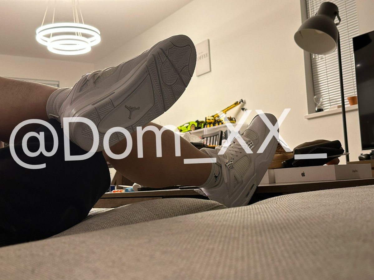 在你的脸上印个小飞人可好？
#sneakerdom #sneakersub #sneakerfetish #男s #男m #鞋狗 #女m #母狗 #舔鞋 #trampling #踩踏调教