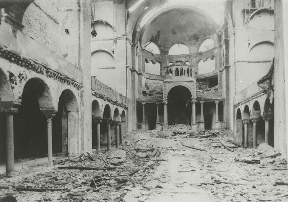 KaurForPanth's tweet photo. The chilling events of brutal killings, murders,rapes,incineration of Sikhs during #SikhGenocide1984 across the country was reminiscent of Jewish Kristallnacht(a pogrom against Jews carried out by Nazis in Nov 1938).The uncanny similarity bw two pogroms is surely harrowing 1/4 https://t.co/qSa0sye2wf