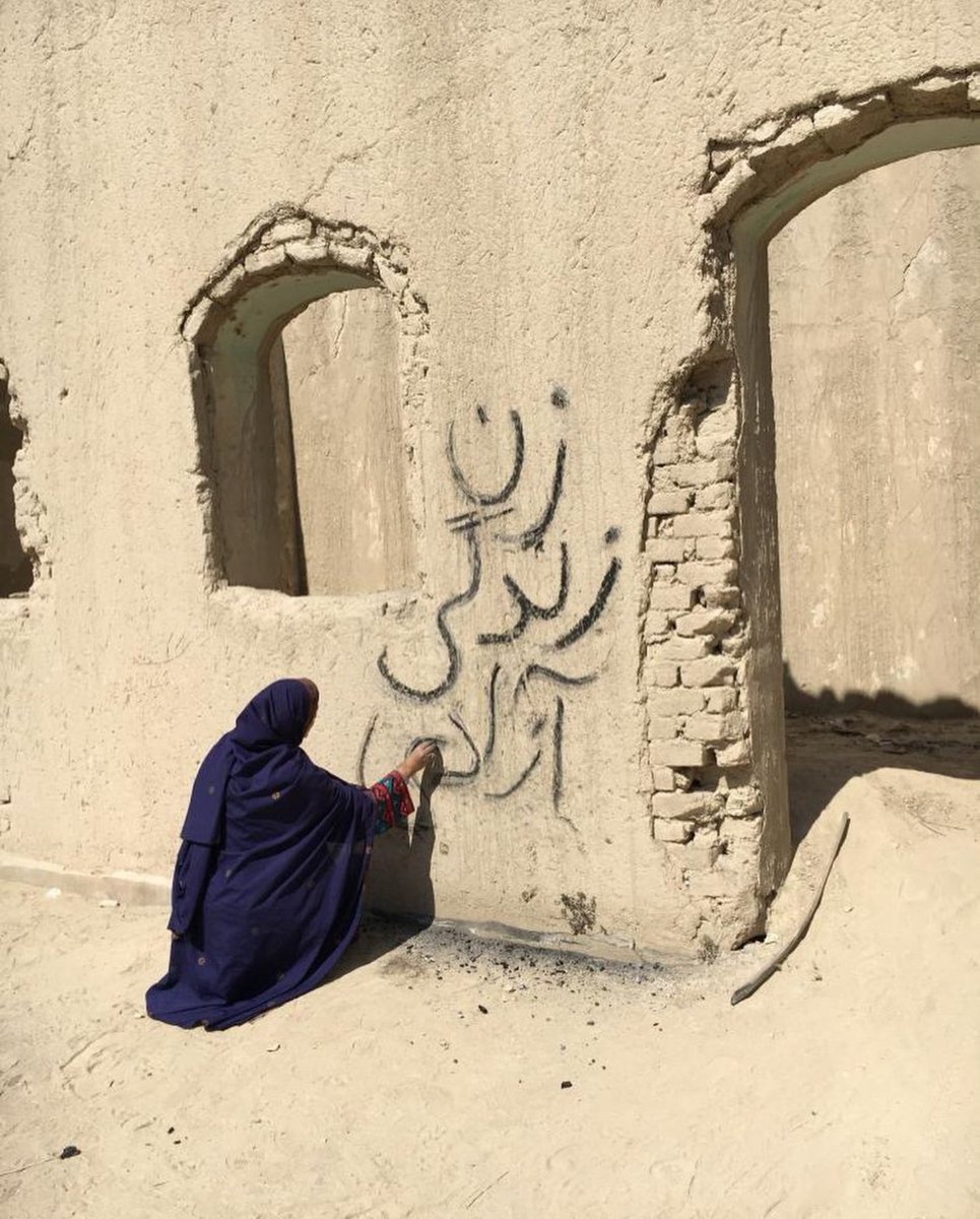 One of the most beautiful images I've seen in this revolution. 
She is writing: Women,Life, Freedom. 
#MahsaAmini  #مهسا_امینی  #IranRevoIution