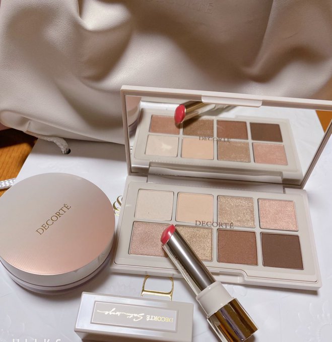 昨日出たコスデコくんのコフレ引き取ってきた パレット小さめで助かる 