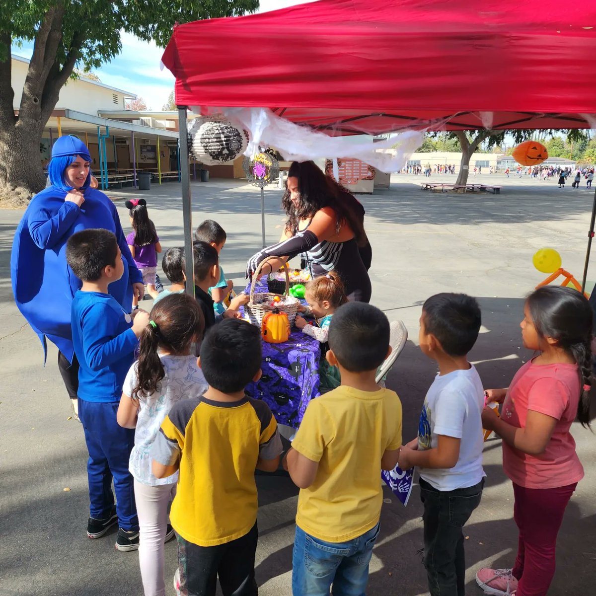 Happy November! A huge thank you to our amazing Parent Center and PTA Volunteers for all they do, including running the candy booths and fall photo booth yesterday! Thank you volunteers for making yesterday extra special!

<a href="/laschools/">Los Angeles Unified</a> @LASchoolsNW <a href="/ResedaCOS/">Reseda Community of Schools</a>