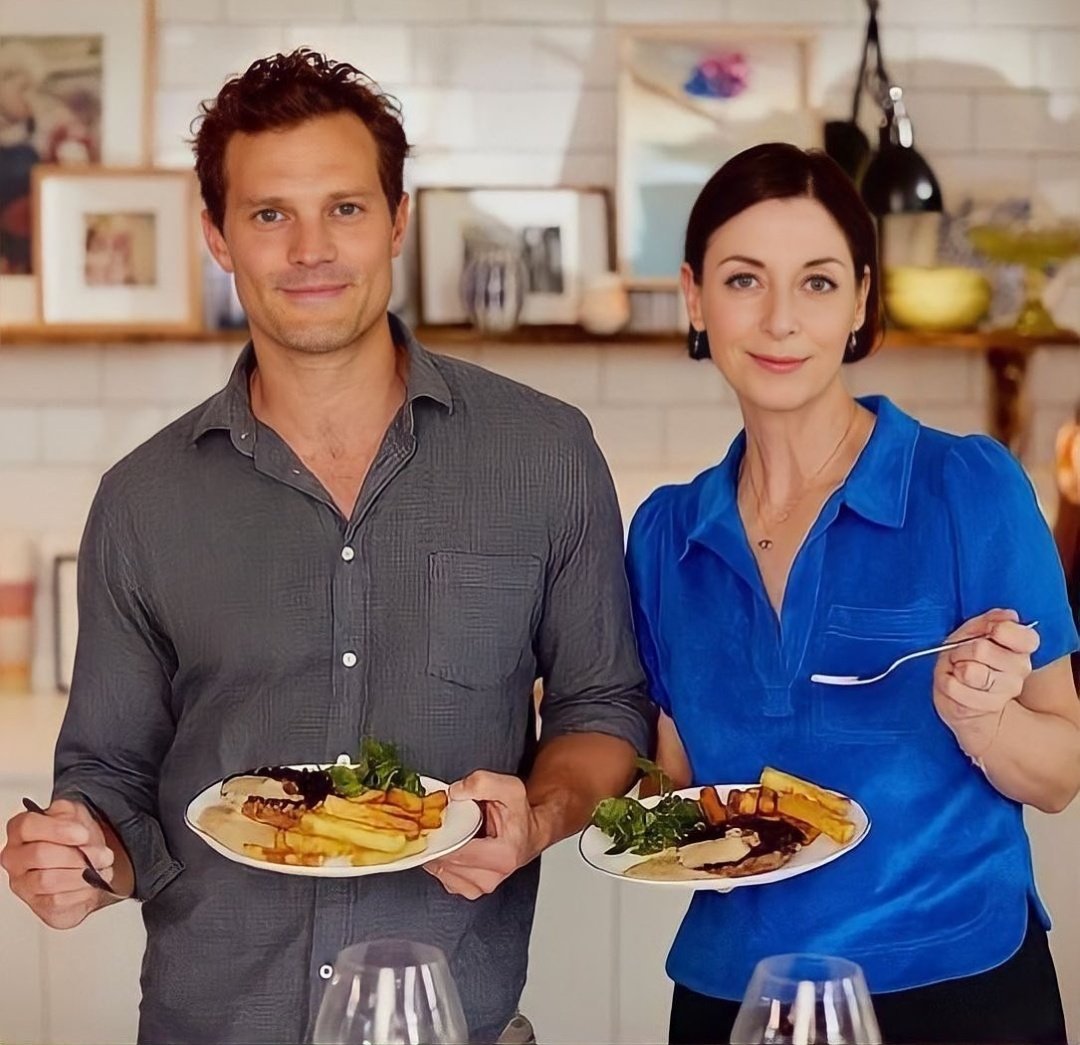 New photo promotionnelle de Jamie Dornan avec MaryMcCartney a l'émission #MaryMcCartneyServesItUp diffusé sur @discoveryplus
#JamieDornan #MaryMcCartney 
📸 : @pacificproductions