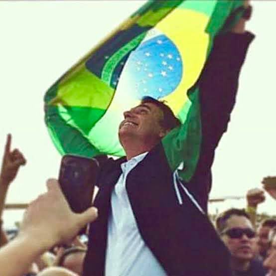 Patriotismo é o sentimento de amor à pátria. O Presidente Bolsonaro, despertou esse sentimento nos brasileiros.