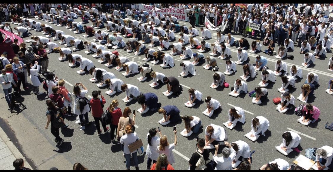 Ellos solo piden que les paguen lo que valen, lo justo. No quieren ni quisieron aplauso, medalla ni premio. Esta es una deuda urgente como miles, pero ya no saben como hacerse escuchar. #garrahan #posadas <a href="/GarrahanDePie/">Garrahan De Pie</a>