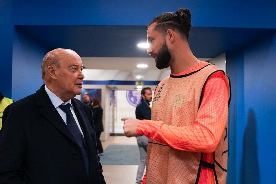 IvaNFCPortO's tweet photo. Всегда добро пожаловать, Фелипе 💙

#Felipe #FCPorto #FCPAM #UCL https://t.co/cy2rGDI6Kh