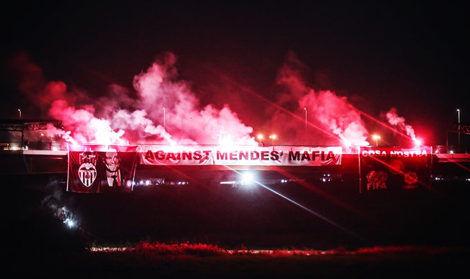 CabineSport's tweet photo. Adeptos do Valencia protestam contra Jorge Mendes

"Contra a Máfia de Mendes" https://t.co/B7B4HqBGkC