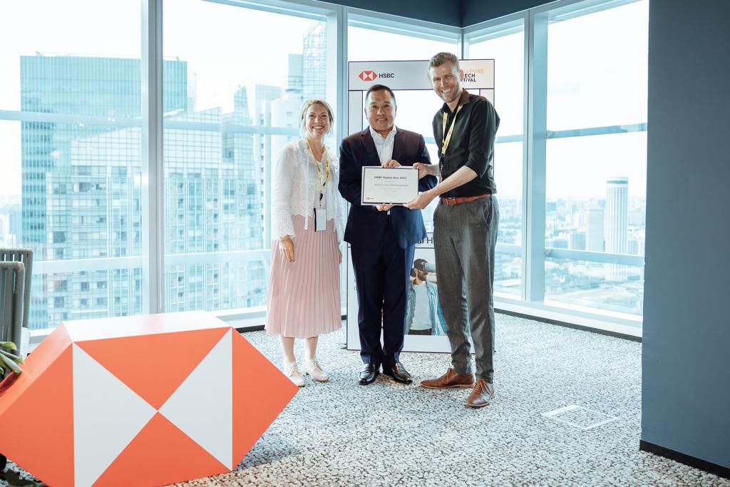 Our APAC Business Development Director <a href="/1joshdry/">Josh Dry 🌏</a> represented @Cogo at the #HSBCDigitalHive #SGFintechFest, and gave a winning pitch! Thanks to the <a href="/HSBC/">HSBC</a>  team and everyone involved for your support. #FinTech #ClimateChange #Asia #Singapore