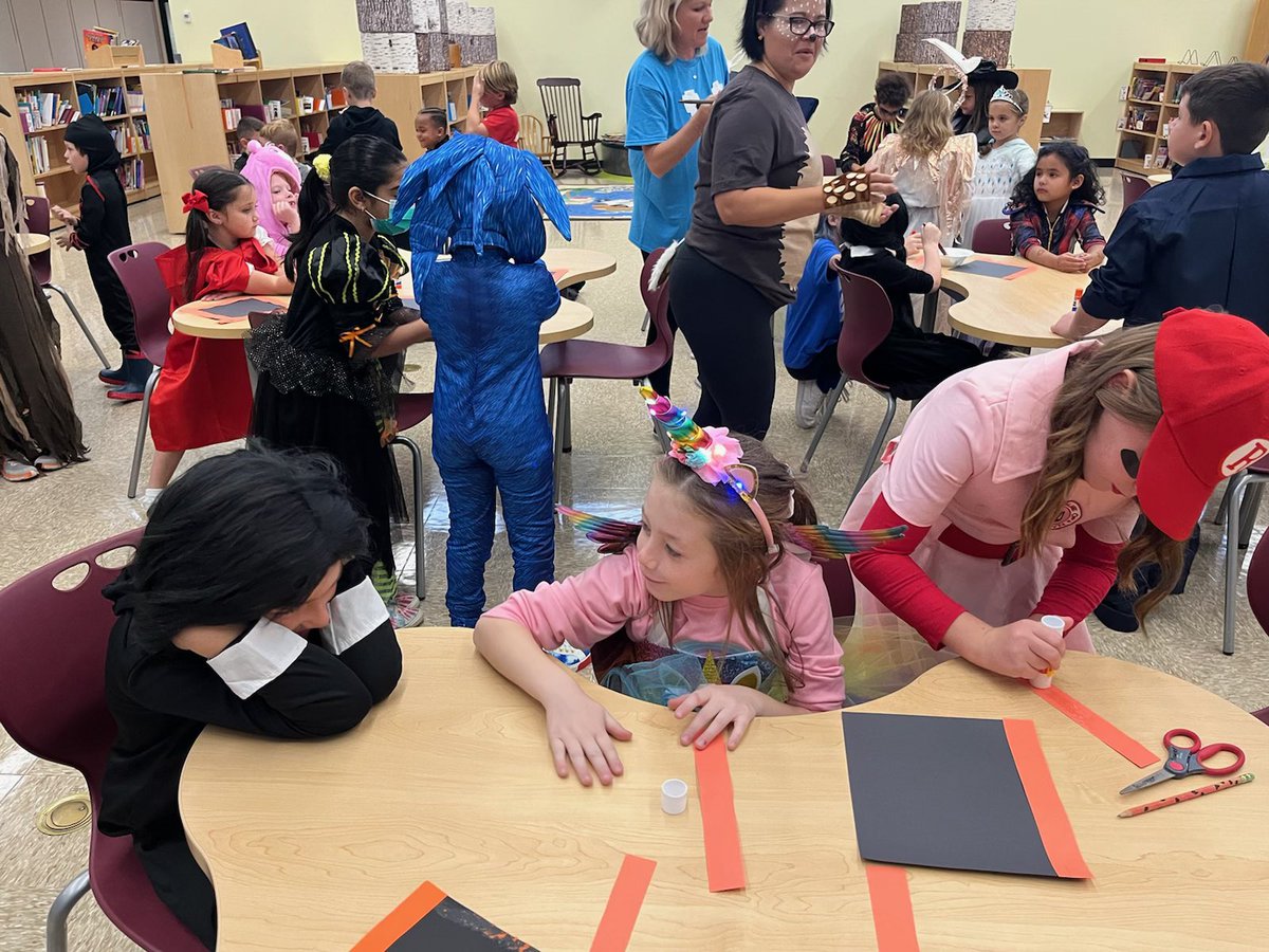 mrsgrun4th's tweet photo. We finally get to have 1st grade buddies again!!! @happy2educate @gianina_meli #FESFourth 🎃🧡🖤 https://t.co/M1cAXOqXHP