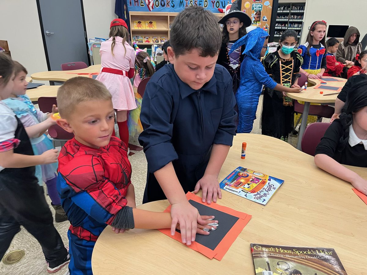 mrsgrun4th's tweet photo. We finally get to have 1st grade buddies again!!! @happy2educate @gianina_meli #FESFourth 🎃🧡🖤 https://t.co/M1cAXOqXHP