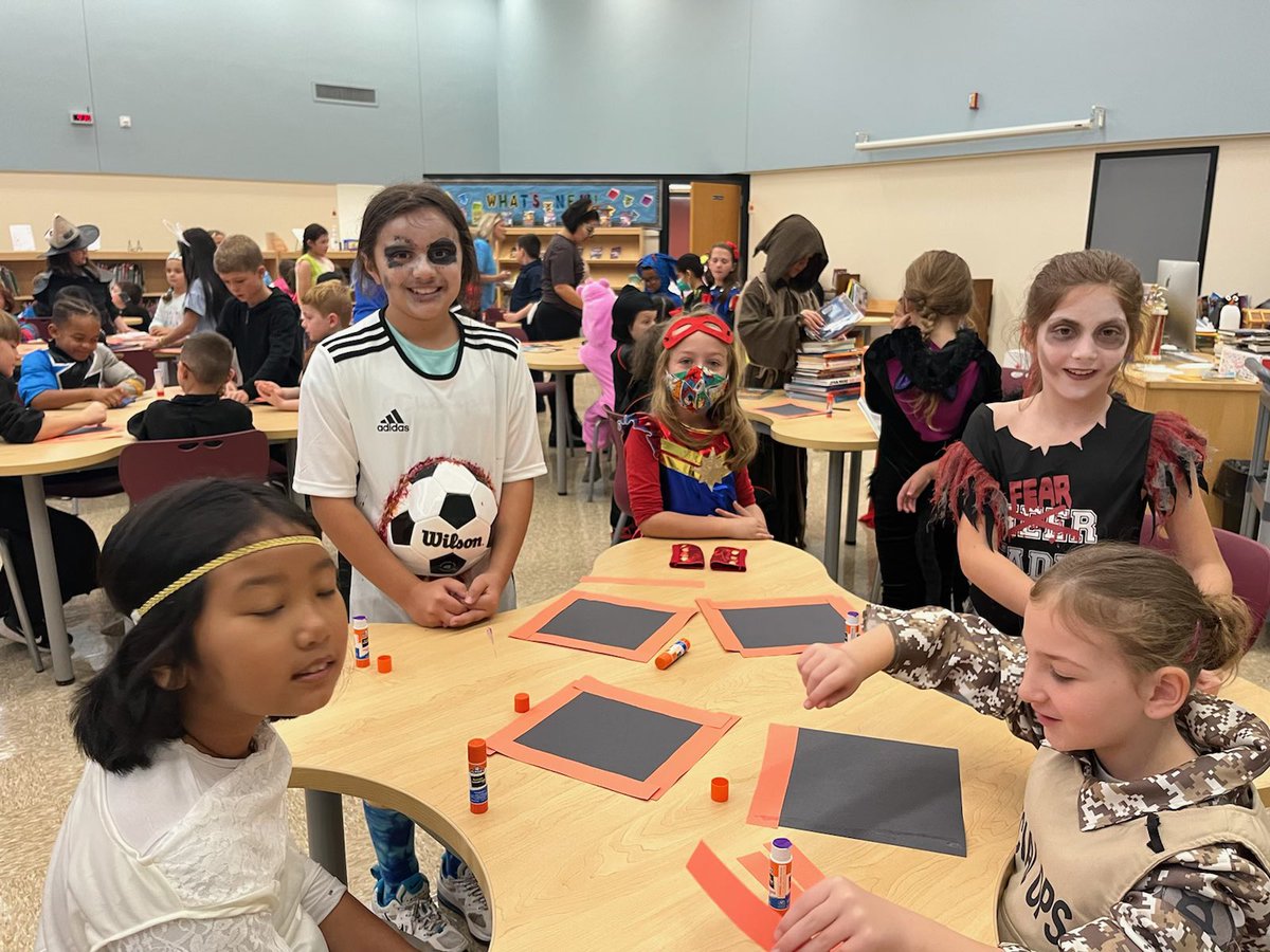 mrsgrun4th's tweet photo. We finally get to have 1st grade buddies again!!! @happy2educate @gianina_meli #FESFourth 🎃🧡🖤 https://t.co/M1cAXOqXHP