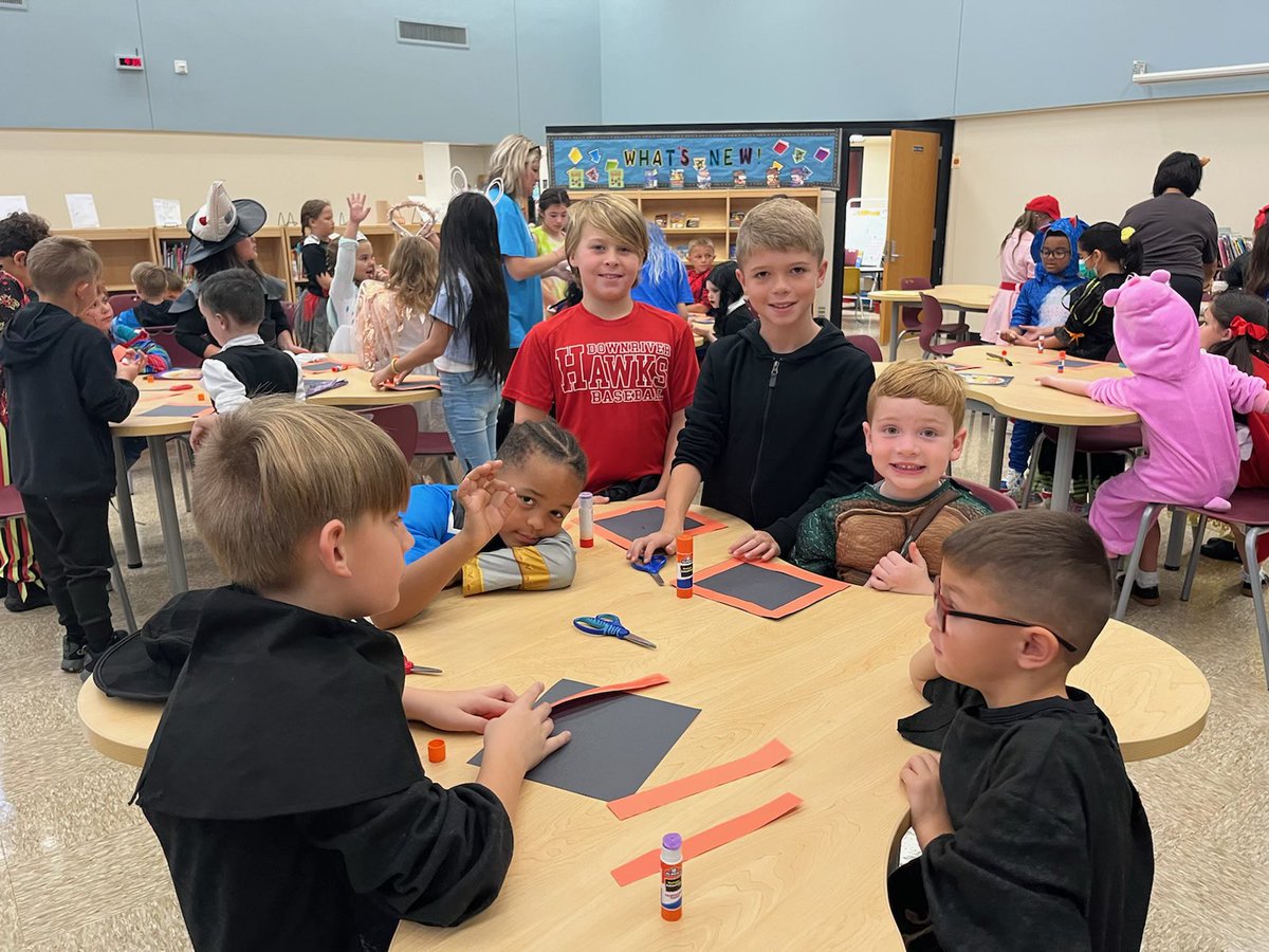 mrsgrun4th's tweet photo. We finally get to have 1st grade buddies again!!! @happy2educate @gianina_meli #FESFourth 🎃🧡🖤 https://t.co/M1cAXOqXHP