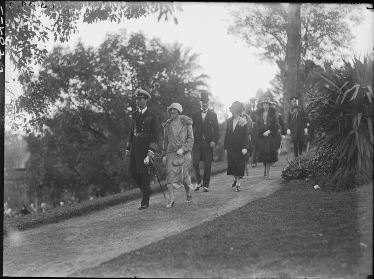 ColourMePerth's tweet photo. Duke and Duchess of York walking in Kings Park, May 1927, #colourised from B&W. #Perth #PerthHistory https://t.co/ANo1he2m9p