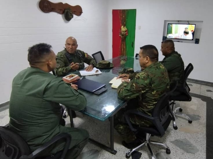 2/2 Se abordaron los lineamientos y las estrategias impartidas por el CEOFANB en la Operación Vuelvan Caras 2022, plan de trabajo y reimpulso comunicacional en las redes sociales.
<a href="/NicolasMaduro/">Nicolás Maduro</a> 
<a href="/vladimirpadrino/">Vladimir Padrino L.</a> 
<a href="/dhernandezlarez/">GJ. Domingo Hernández Lárez</a> 
#FANB 
#CEOFANB
