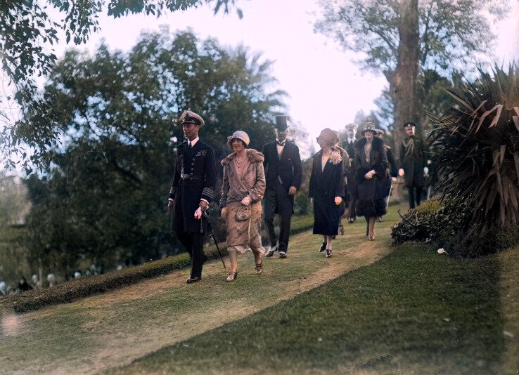 ColourMePerth's tweet photo. Duke and Duchess of York walking in Kings Park, May 1927, #colourised from B&W. #Perth #PerthHistory https://t.co/ANo1he2m9p