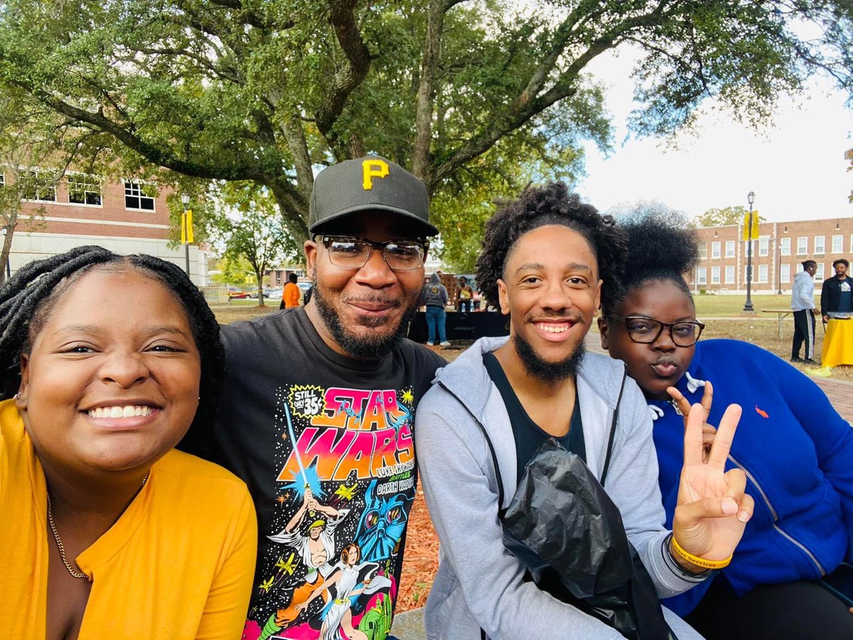 AlphaChi1944's tweet photo. Sorors Howell and Hill; along with members of grad chapter, participated in the school’s Halloween Day Party yesterday. Sorors engaged with students and passed out candy. We hope everyone enjoyed their Halloween 🎃 💛🐩💙. #sgrho #uapb #halloween https://t.co/xr4CZCljET