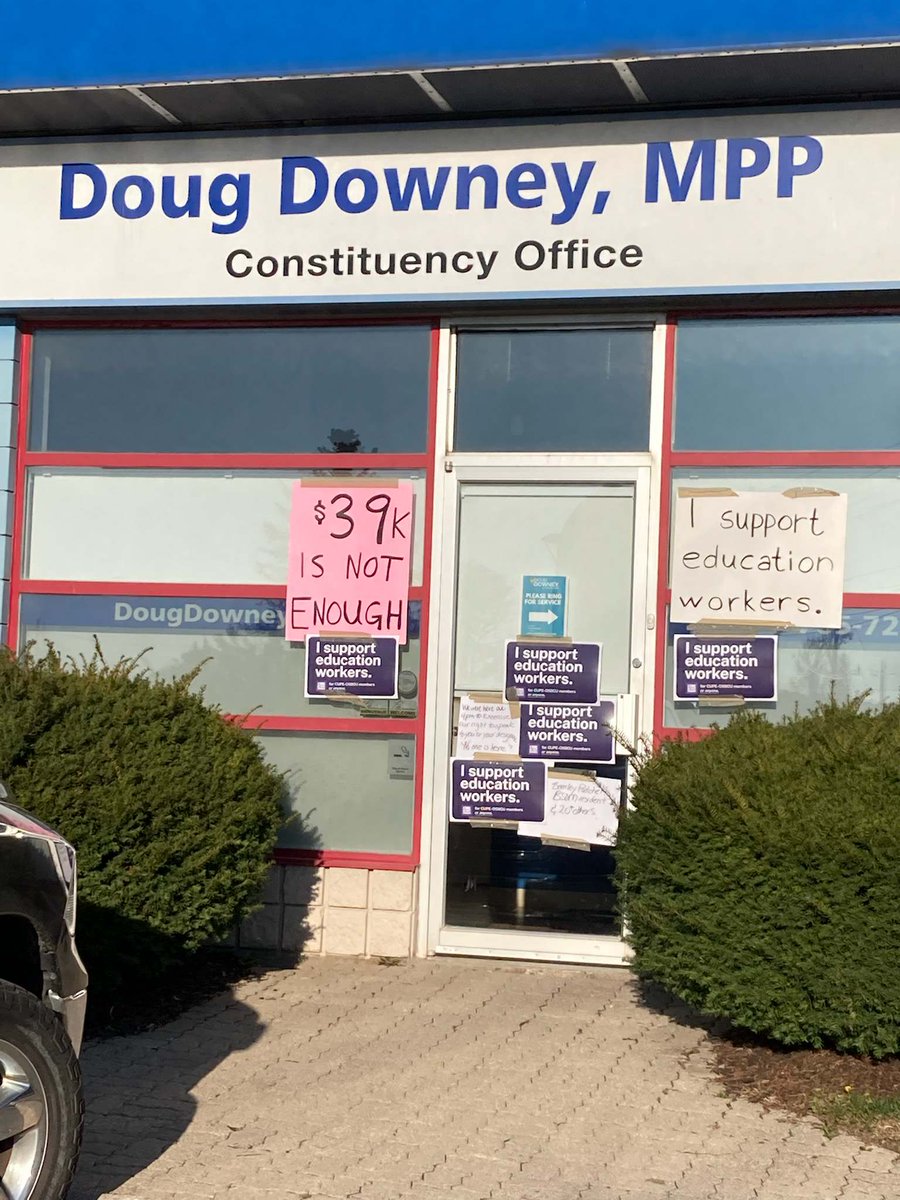 JeffHussey's tweet photo. A peaceful gathering today with @cupenat @CUPEOntario members @douglasdowney office in #Barrie to voice concerns about legislation tabled by the @OntarioPCParty. No one in the office. #notwithstandingclause  @IBEWCanada @IBEW_CCO https://t.co/vV7lYvHOW5