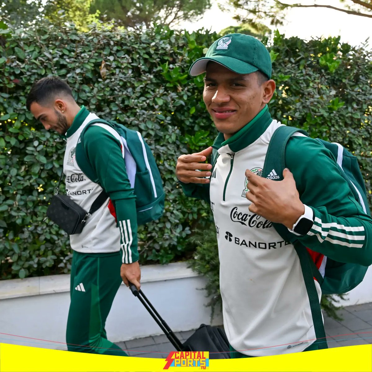 CapitalSportsFm's tweet photo. ¡EL TRI LLEGA A GIRONA!

La Selección Mexicana 🇲🇽 llegó a España para prepararse a encarar sus dueños frente a Suecia 🇸🇪 e Irak 🇮🇶 pensando en sus rivales de grupo en la Copa del Mundo de Qatar 2022 ⚽🇶🇦

#SelecciónMexicana #México #Tri #Qatar2022  #CapitalSportsFM #NotiGAPE https://t.co/vWC95NhxJs