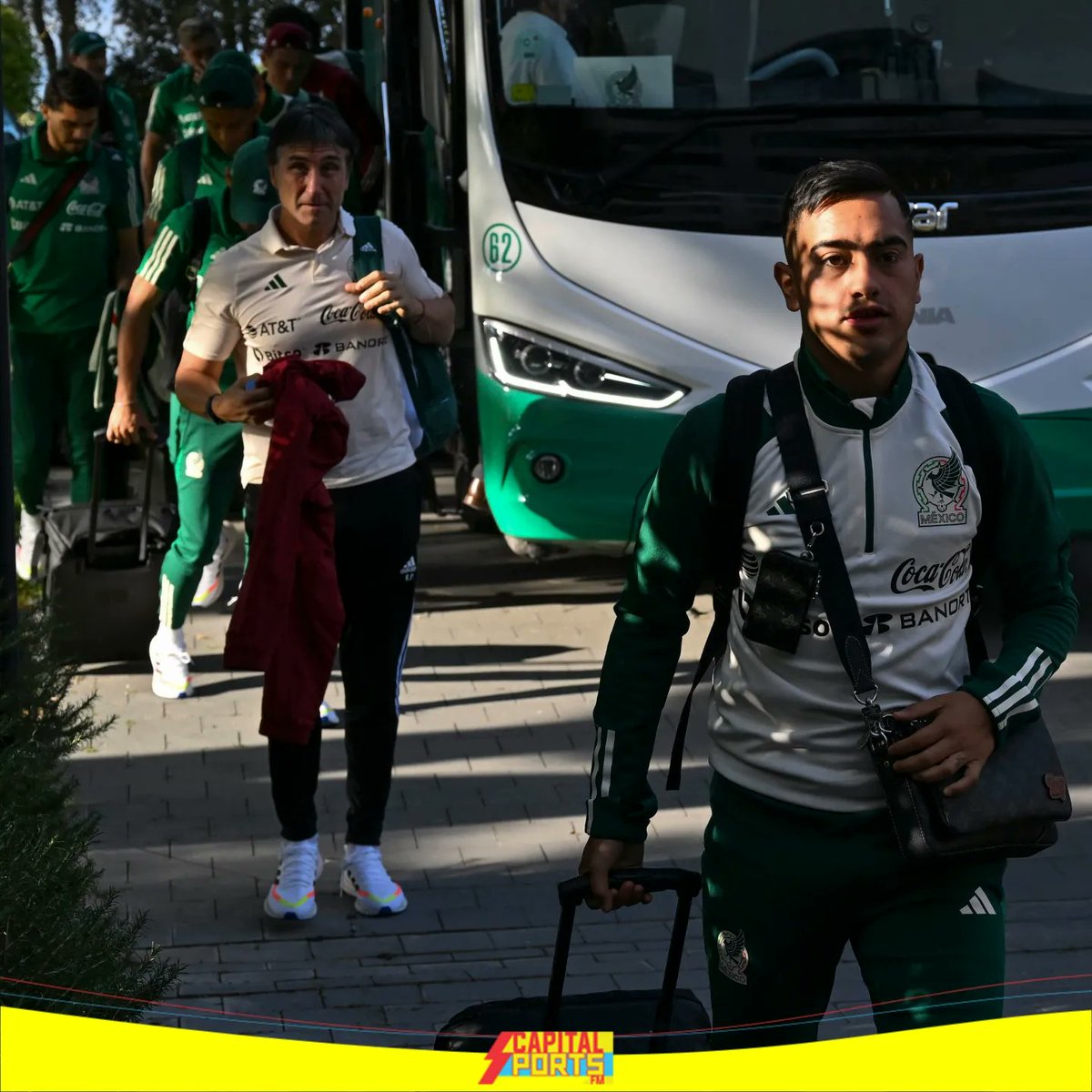 CapitalSportsFm's tweet photo. ¡EL TRI LLEGA A GIRONA!

La Selección Mexicana 🇲🇽 llegó a España para prepararse a encarar sus dueños frente a Suecia 🇸🇪 e Irak 🇮🇶 pensando en sus rivales de grupo en la Copa del Mundo de Qatar 2022 ⚽🇶🇦

#SelecciónMexicana #México #Tri #Qatar2022  #CapitalSportsFM #NotiGAPE https://t.co/vWC95NhxJs