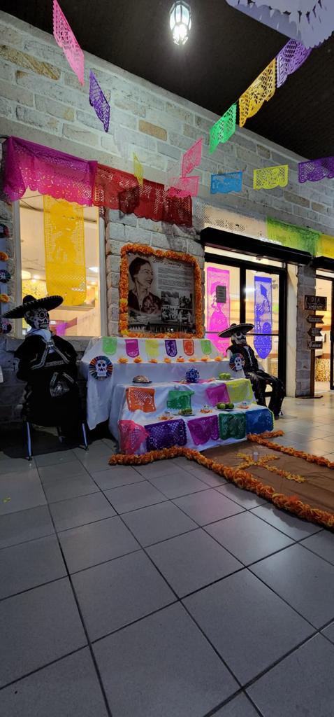 Gracias a todos los estudiantes #mexicanos #hondureños, @horacio_rv @nahueloddone por hacer tiempo y unir esfuerzos para realizar la colocación de la ofrenda de #DiaDeLosMuertos en @EAPZamorano, importante preservar y compartir nuestras tradiciones.