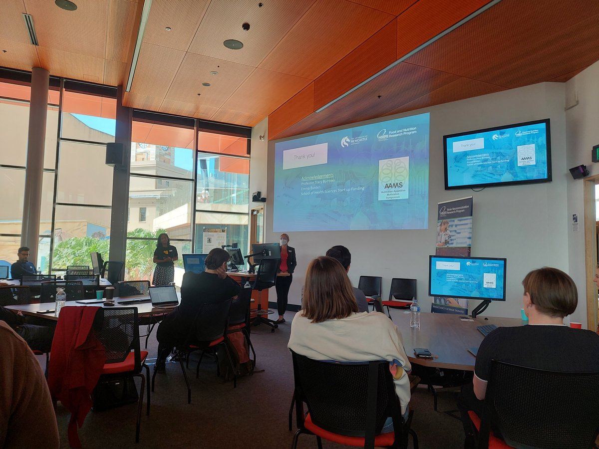 AustApet's tweet photo. @KirrillyPursey starts the feeding session with discussion of whether addictive processes are indeed relevant to overeating #AAMS2022 https://t.co/RthcB14xuG