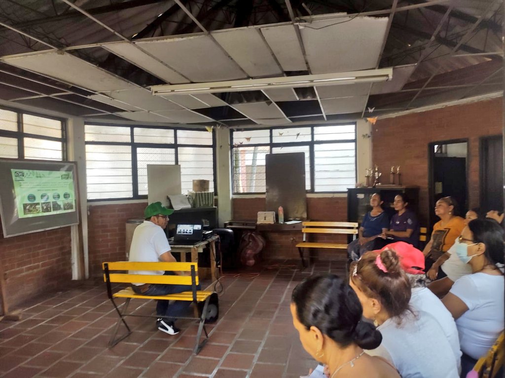 vallenpaz's tweet photo. Nos tomamos la Comuna 8 en el 
barrio Villacolombia y los pusimos #EnObraVerde por las buenas prácticas ambientales en la ciudad. Con una jornada de aprendizaje sobre 
huertas caseras y  mercados verdes, fomentando iniciativas sostenibles en los caleños. https://t.co/CLERDmpa2M