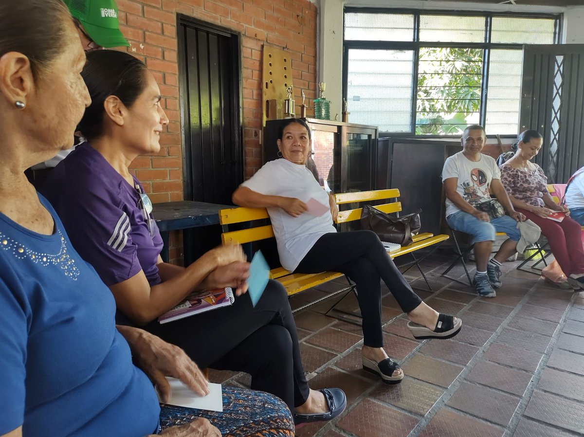 vallenpaz's tweet photo. Nos tomamos la Comuna 8 en el 
barrio Villacolombia y los pusimos #EnObraVerde por las buenas prácticas ambientales en la ciudad. Con una jornada de aprendizaje sobre 
huertas caseras y  mercados verdes, fomentando iniciativas sostenibles en los caleños. https://t.co/CLERDmpa2M