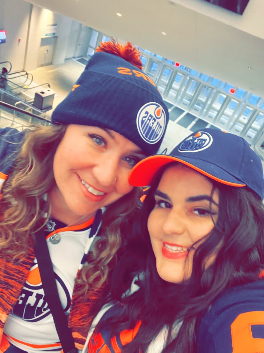 thereadingdebut's tweet photo. 16 hours and two flights later and I’m with my bestie! 🏒❤️ #LetsGoOilers https://t.co/8EDHfP0RaW