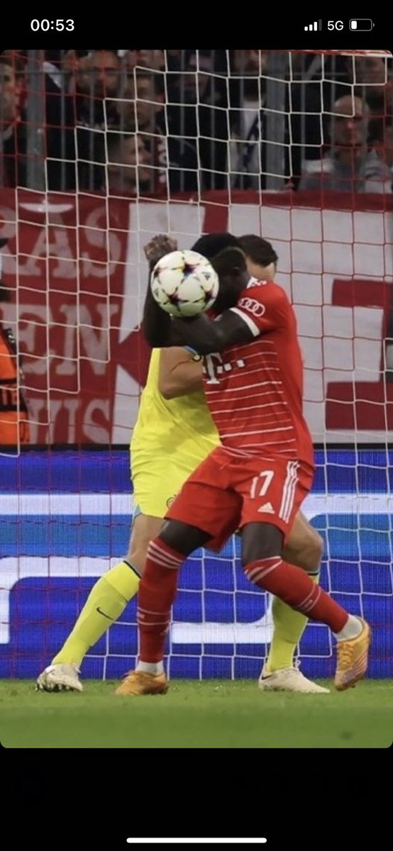 bergomifabio's tweet photo. Allucinante. E l’ha pure visto e rivisto. 
#BayernInter
Ps: ma quel ragazzo di #erroriarbitrali non può passare a MilanNews e finirla con l bugie sulla mia #inter? https://t.co/9pgEvjh9Aa