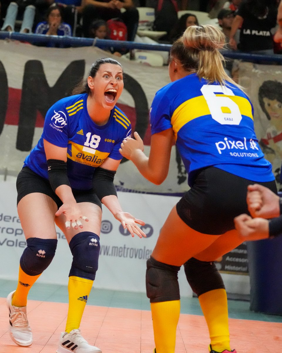 BocaVoley's tweet photo. #DHF 🏐

5⃣ ° set |  #Boca 15 (2) - River 12 (2)

¡BOOOCAAAA A LA FINAAAAL! El xeneize logró remontar el parcial y quedarse con el partido por 3-1.

#VamosGuerreras 🙌🏐 
#DaleBoca 🔵🟡🔵 https://t.co/cRFI9qEkSy
