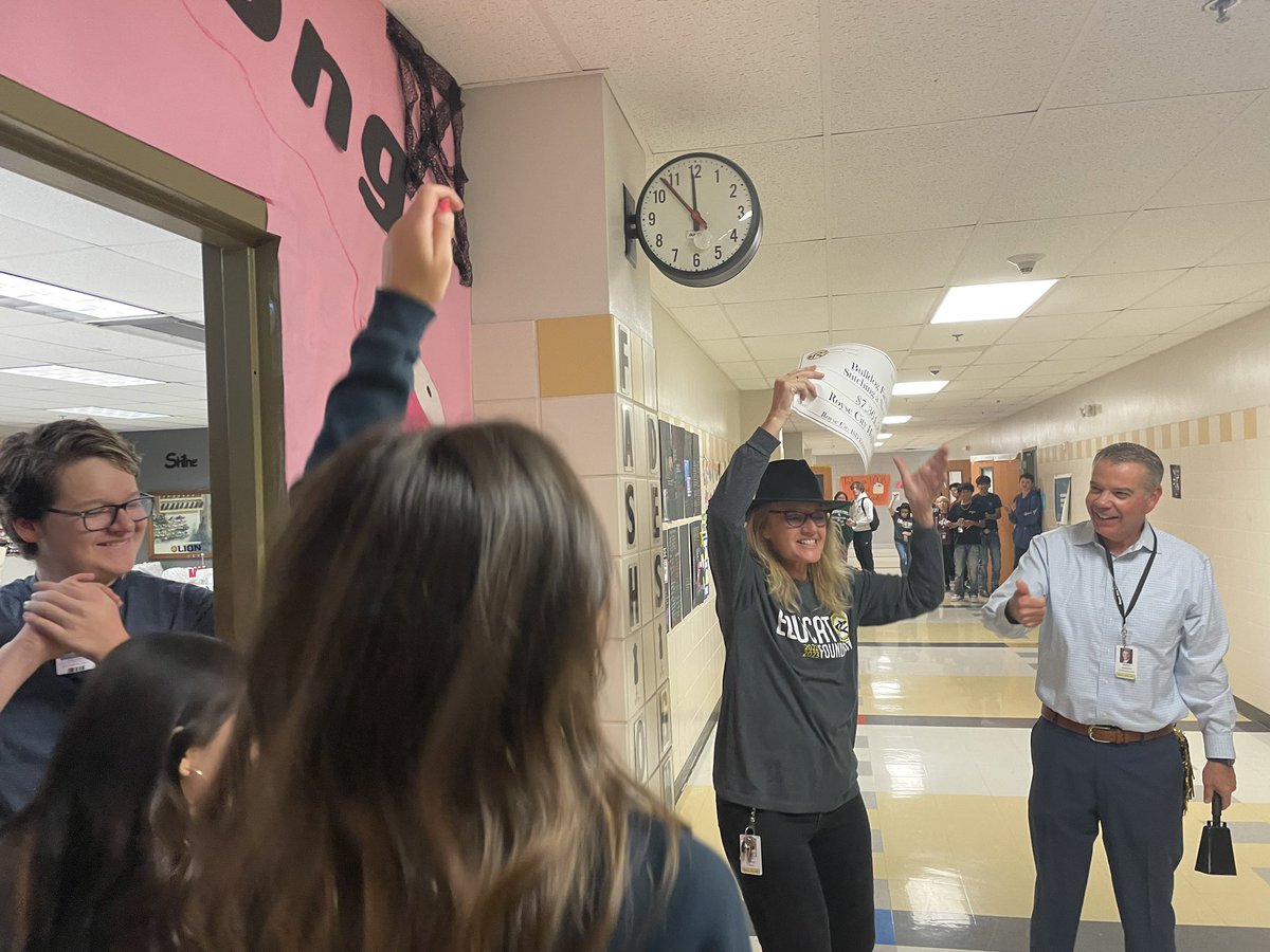 RoyseCityHS's tweet image. @RCISDFoundation Grant Patrol surprised our teachers today! Thank you for giving back to our students! #RCISDJOY #LetsGrowTogether #RCISDfoundationnation