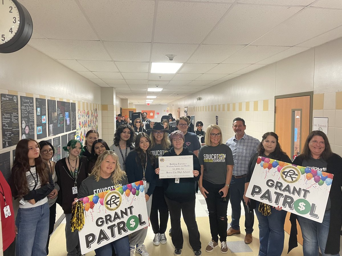 RoyseCityHS's tweet image. @RCISDFoundation Grant Patrol surprised our teachers today! Thank you for giving back to our students! #RCISDJOY #LetsGrowTogether #RCISDfoundationnation
