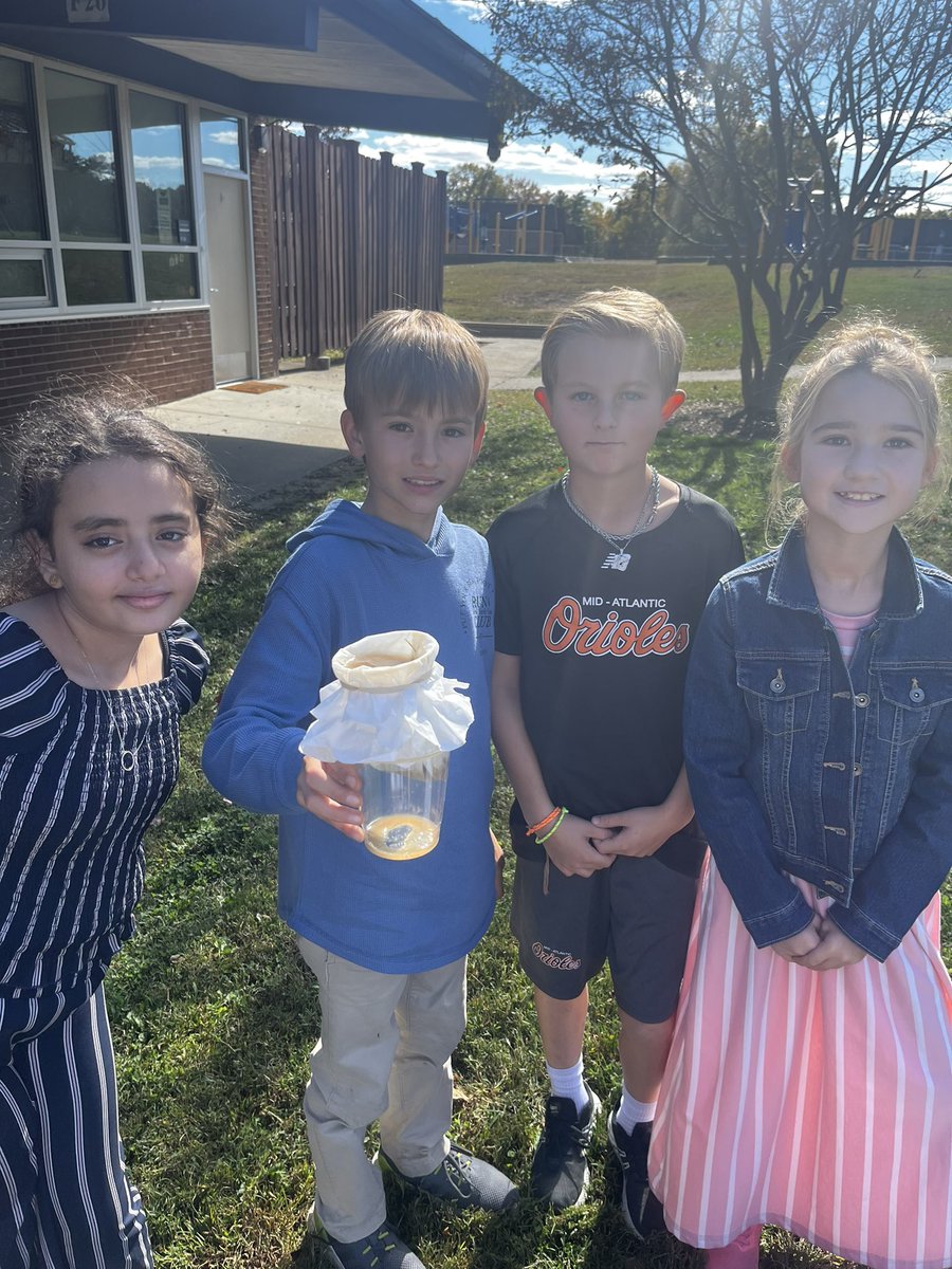 Teachnmomma's tweet photo. Fourth graders @PinchbeckESRays built water purifiers to clean their very dirty water. They even checked the turbidity! #STEAM @HCPS_Innovates @HenricoScience #authenticandconnected https://t.co/ahjsIXAWro