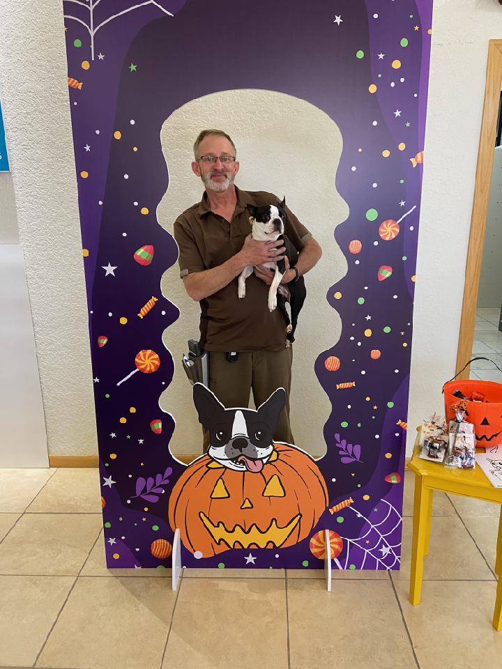 Brjens1's tweet photo. Rapid City drivers out on route getting slefies, with all these great costumes. HAPPY HALLOWEEN!!!! #staycalmhavefun @Strachan7Scott @D_L_Gust @jrindafernshaw https://t.co/u7IzSVCNHb