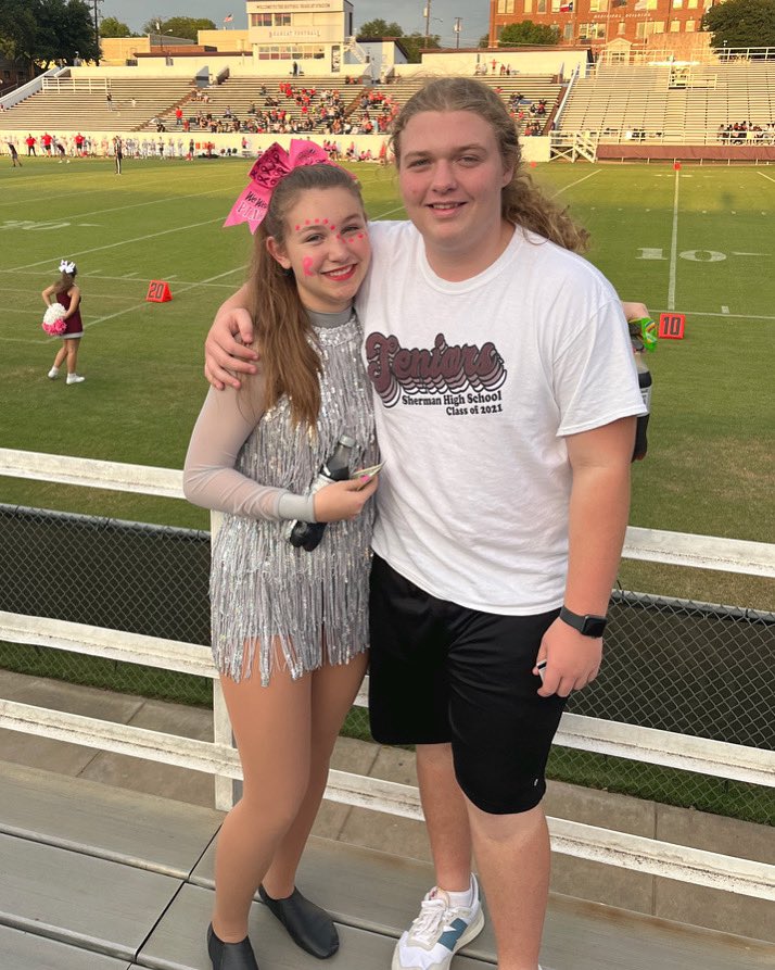 kacieharmon26's tweet photo. Two of my favorite Bearcats!! 🏈🐾�� #shermanbearcats #piner #sms #bearcatfootball #drillteam  #bearcatstadium #shermanhighschool https://t.co/0sJ2pqFgO2