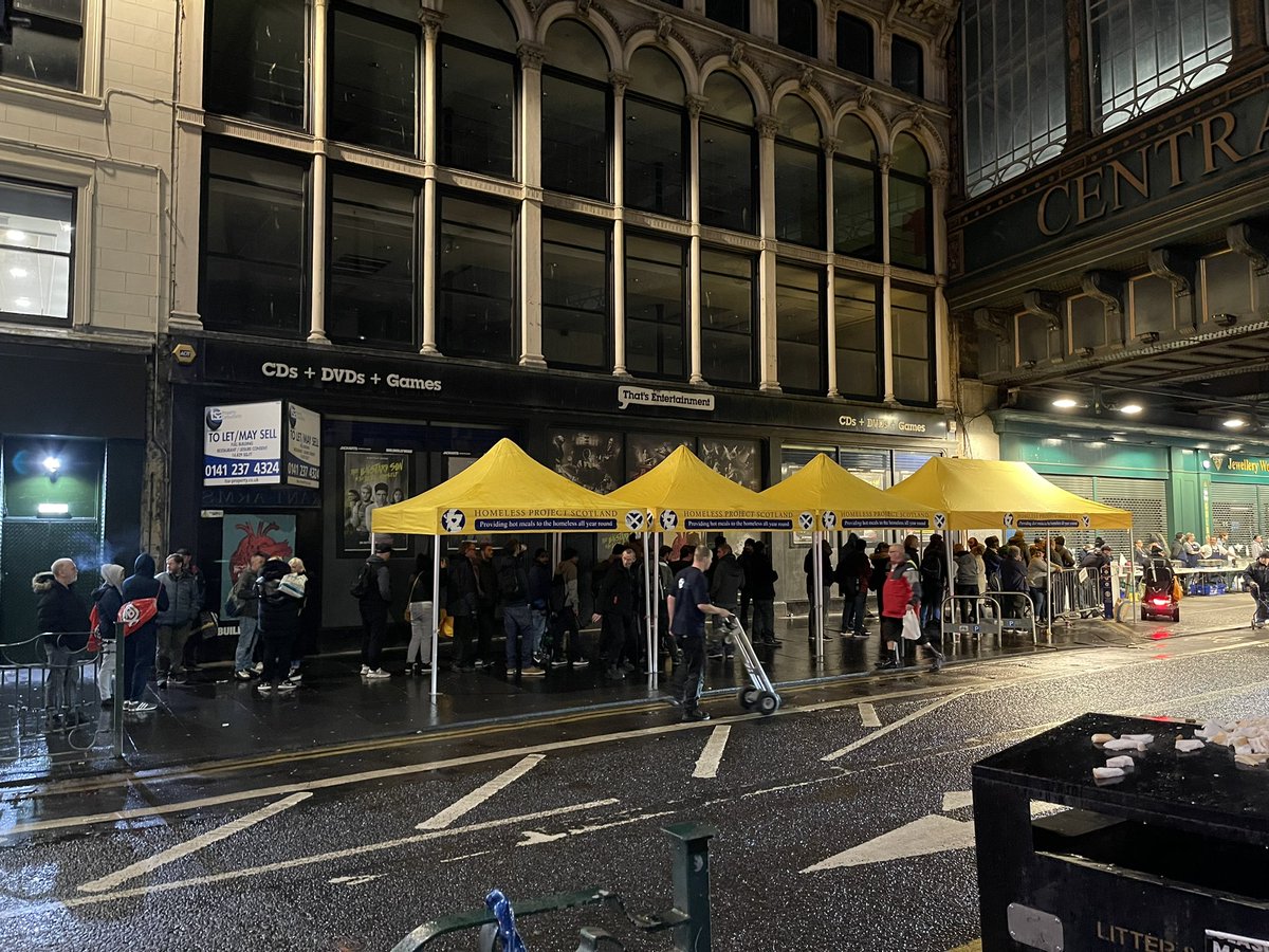 hp_scotland's tweet photo. Tonight we had over 250 people come and access hot fresh food, @GlasgowCC @CllrTKerr @LeaderGCC @glasgowgreens @GlasgowSNP @AllanCasey89 we need a building now to help our vulnerable off the street bring them indoors to a warm space to eat in a dignified way. #homeless https://t.co/6AAn7IzhNb